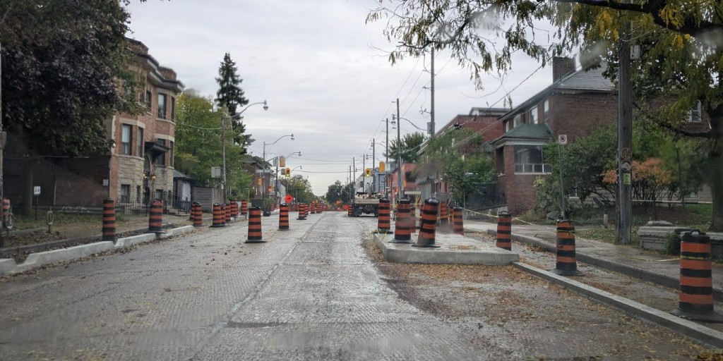 Base paving will begin this week on Harbord Street between Grace Street and Ossington Avenue. Ongoing safety improvements on this street include cycle track upgrades, raised bike/bus platforms, curb radii reductions and green infrastructure. Learn more at toronto.ca/harbordhoskin.