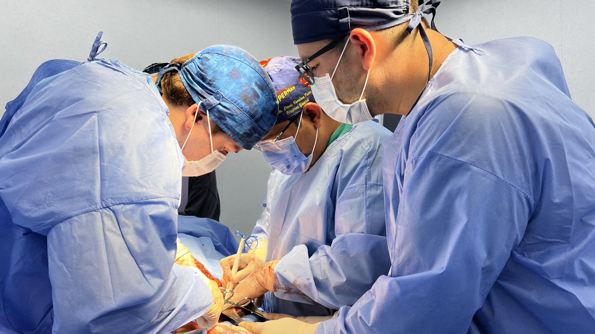 Nuestro equipo de Cirugía General realizó con éxito la extracción de un tumor de colon mediante colostomía. ✅

Gracias a la excelente capacidad resolutiva de nuestro equipo médico, se logró atender oportunamente esta cuadro emergente. 👏🏼

#ElNuevoEcuador