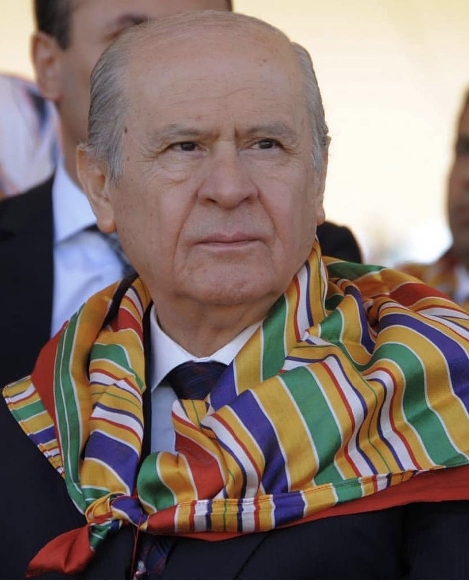 Adı Devlet, duruşu Devlet,
Düşü Devlet, bakışı Devlet,
Dünü Devlet, yarını Devlet,
Töresi Devlet, ülküsü Devlet,
İstiklâli Devlet, istikbâli Devlet, 
Sözü Devlet, özü Devlet.
Velhasıl-ı kelam;
Maziden ati’ye 
Devlet-i Ebed Müddet...