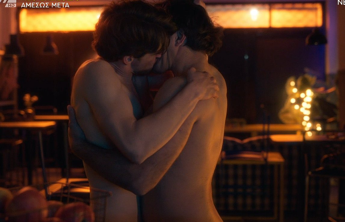 -Λεσβίες τι είναι ; 
-Οταν μια γυναίκα πάει με μια άλλη 
-Που 
-Στη λαϊκή 
-Εμείς στην γειτονιά όλες λεσβίες είμαστε 

Ο Καπουτζιδης απόψε έδωσε γροθιά στους ρατσιστές του κωλου Της ελληνικής τηλεόρασης #serres