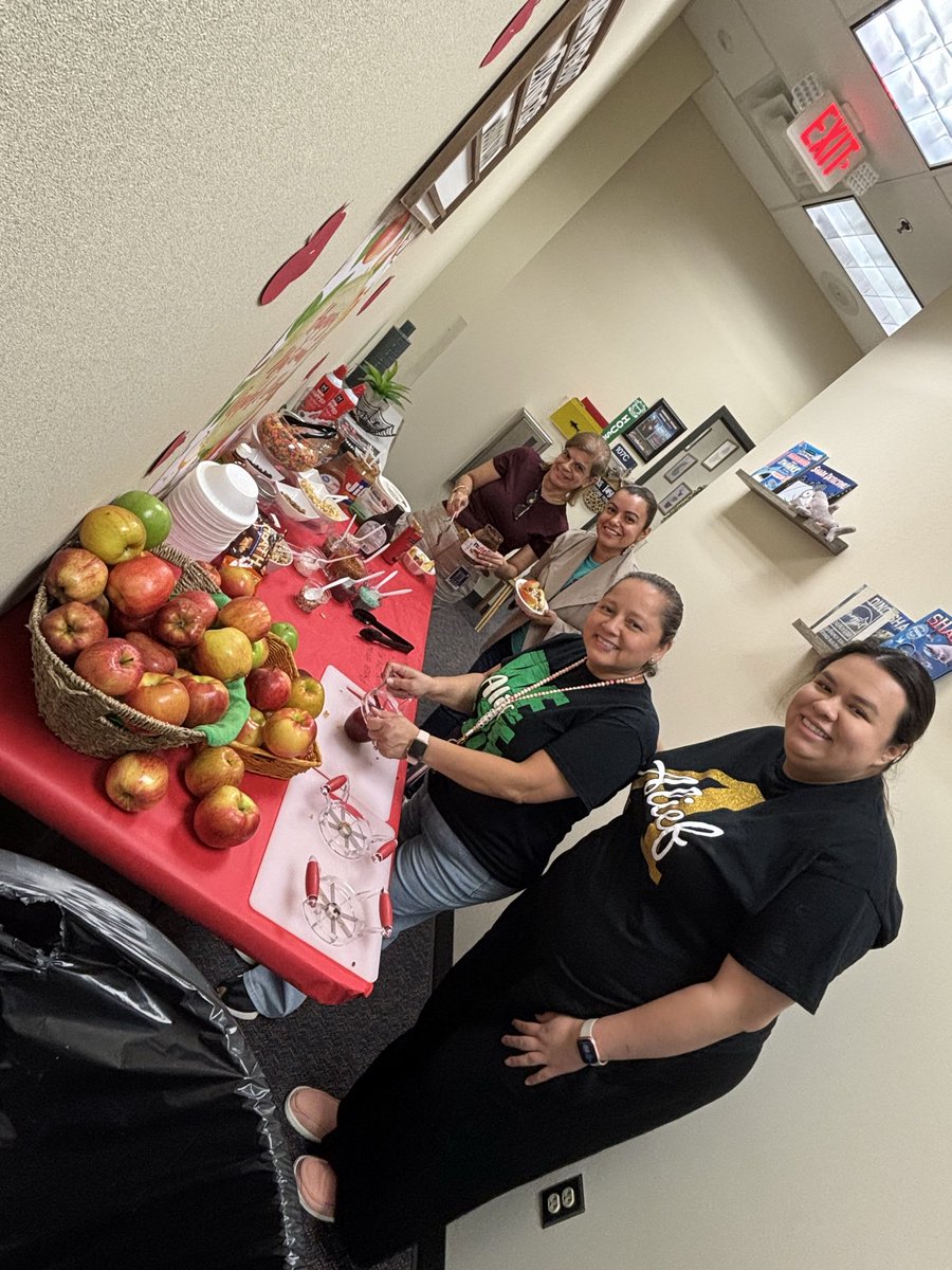 AdminVerow's tweet image. 🍎 National Apple Day 🍏 was yummy @ElementarySmith!