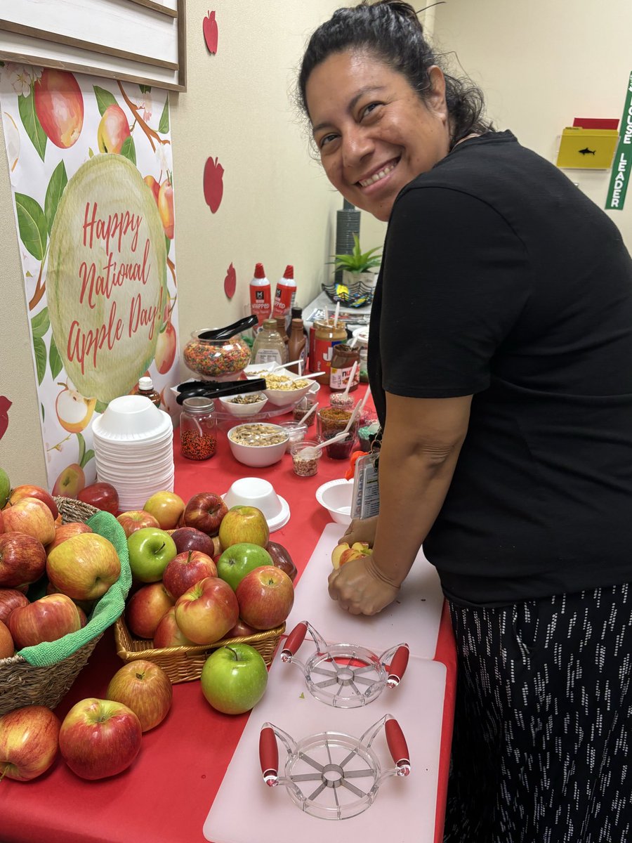 AdminVerow's tweet image. 🍎 National Apple Day 🍏 was yummy @ElementarySmith!