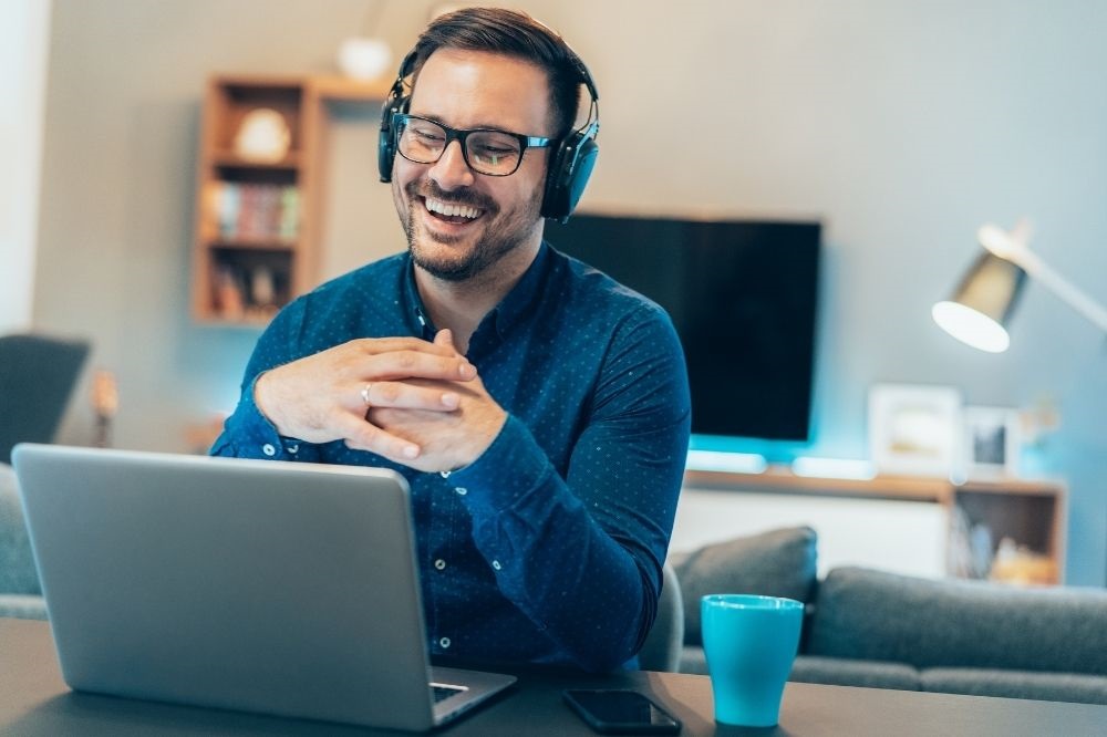 Improv_Nerd's tweet image. Want to learn a method of improv that&apos;s as easy as having a conversation... without leaving your house? Sign up for Jimmy&apos;s next Advanced Virtual Improv Class, stating Monday. #improv #comedyclass #actingclass - mailchi.mp/jimmycarrane/3…