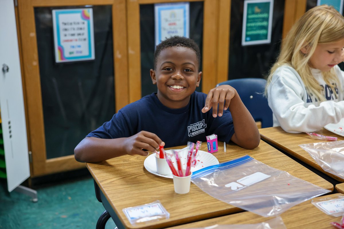 EntergyNuclear's tweet photo. River Bend Station partnered with the @EpiscopalBR to build candy reactors with their fourth graders and discuss nuclear science career opportunities with their high school engineering class. โ๏ธ
#NuclearSciWeek https://t.co/tW6Hstfwbv