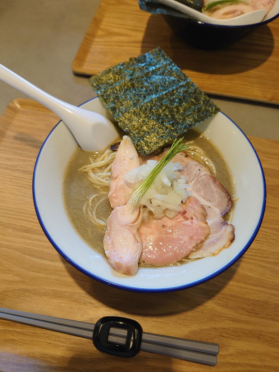 煮干 閏
裏掛 冷
初訪の麺友さん達とご一緒に☺️ 飴と鈍は食べてるのでたまたまあった限定を冷やしで😁 水と煮干のみで火入れをせずクリアな出汁を抽出したスープにぱっつんとした麺！ やっぱり限定も美味いなぁ🥰