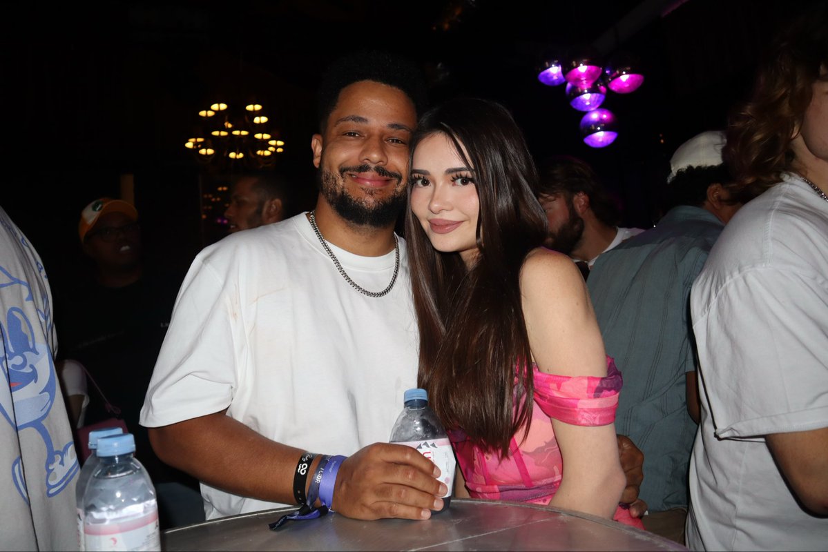 Fun twitchcon :)

If you look real close you’ll see Dean in all 3 pictures