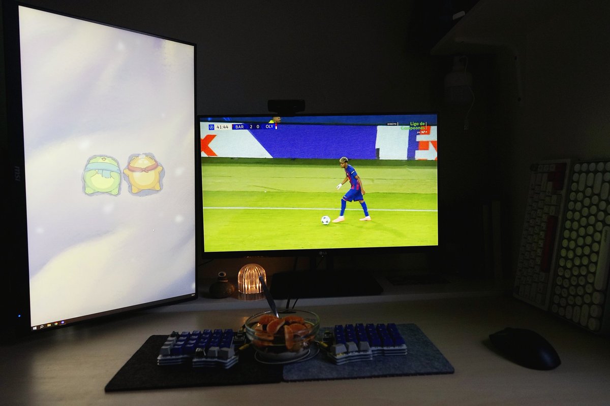 twotechymates's tweet image. some fruit + football 
🍊⚽🐸

have a good night my techy mates 🫶🏼🖤🌨️
#desksetup