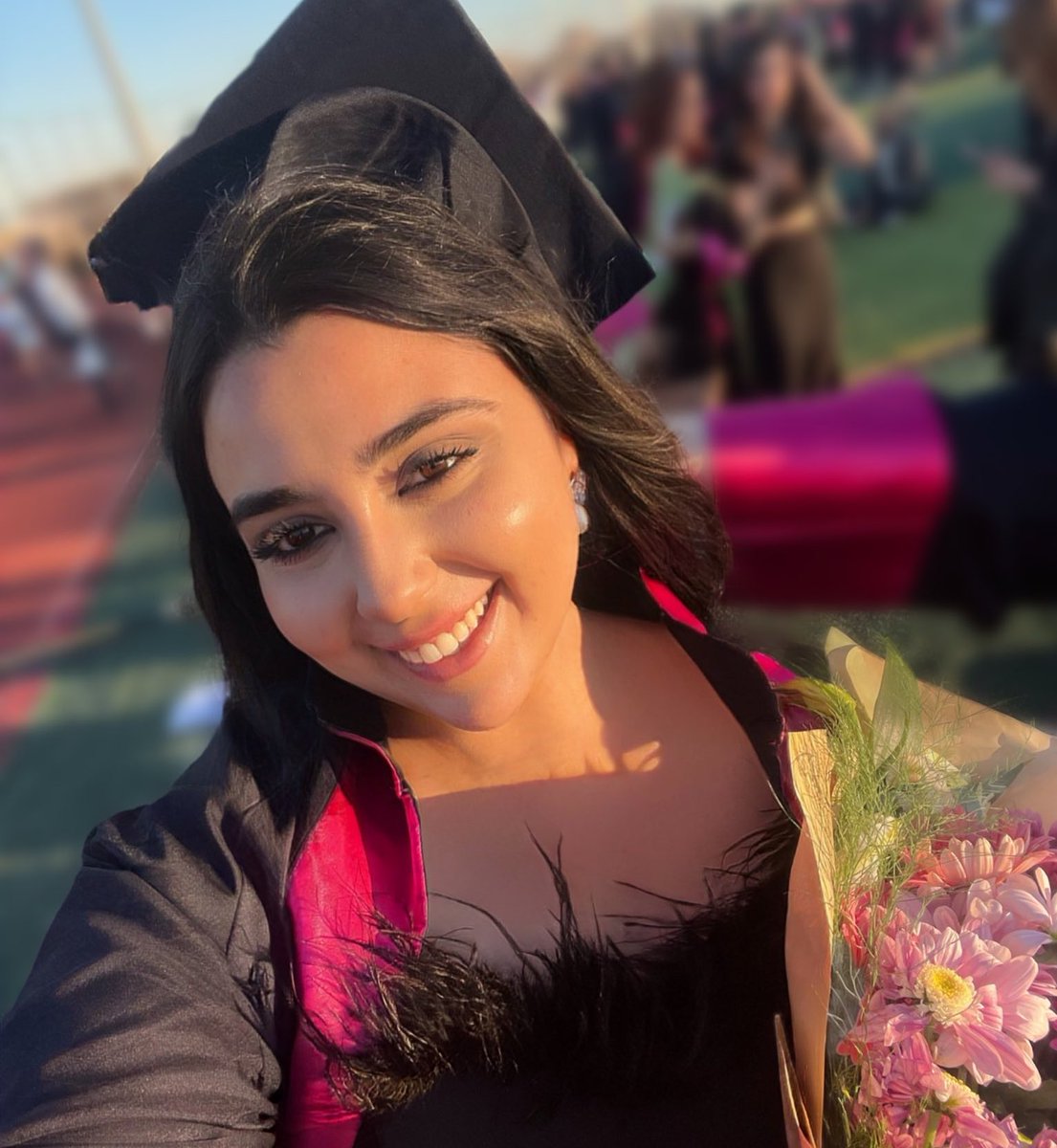 Yok Zeynep ya ben Atatürk’ün bana verdiği haklar sayesinde ön planda olmaya devam edeceğim geride kalmayı sindiremem