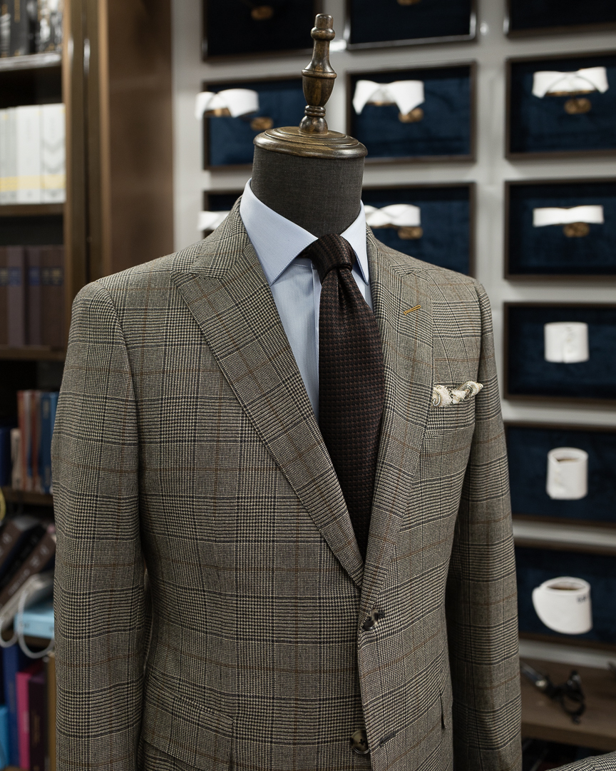 A new take on quiet confidence.
Loro Piana’s heavier wool stretch, in an oversized dark brown check. Unquestionably bold, grounded and unmistakably refined.
