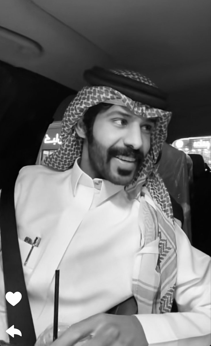 #عبدالله_اليامي

ليس مثل الآخرين، كأنه ولد من طين نقي لم تلوثه يد الحياة .. يمشي في العالم كأنه يحمل سلاما يوزعه على العابرين دون أن ينتبه الناس تتصارع وهو يبتسم يترك لهم المعارك ويختار أن يزرع نكتة خفيفة في منتصف المكان نواياه تشبه صفحة ماءٍ في صباح صاف ..