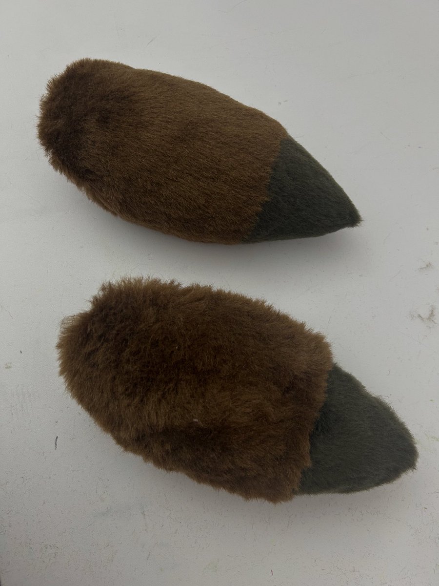 AlphasRedMoon's tweet image. A good trim on furs makes a big difference.✂️🐾🇨🇭🪡🧵🐺

#fursuit #fursuiter #fursuitmaker #fursuiting #fursuitwip #fur #furryfandom #furrys #furryswiss #alphasredmoon #commission #furries #furries4life #furrypride