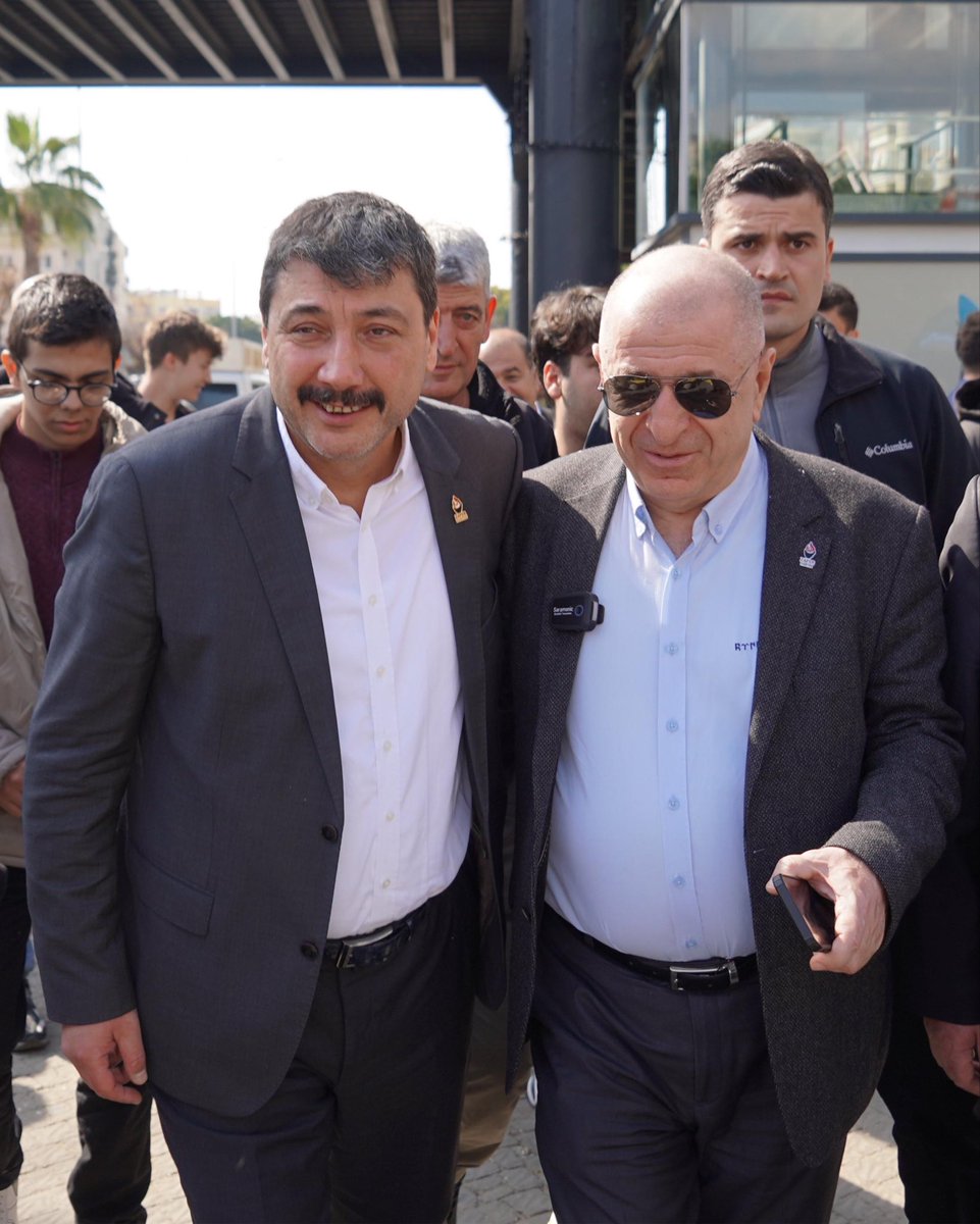 Bir siyasi hareketin içinde birlikte yürümek; yalnızca aynı parti rozetini taşımak değil, aynı yöne bakabilmeyi, ortak değerlere sadık kalmayı ve zor zamanlarda omuz omuza durmayı gerektirir. Bu yol, beklentiler karşılandığında değil; beklentiler karşılanmadığında da karakteri,