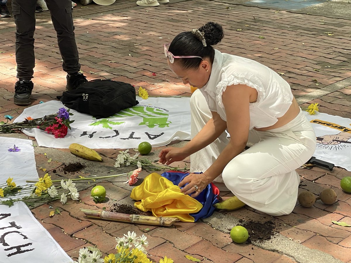 Encuentro Popular Campesino por Tierra, Derechos y Dignidad para la campesinada ✊🏽🫰🏻

300 delegadxs de organizaciones campesinas del Huila, nos dimos cita en la Universidad Surcolombiana para construir una agenda por los derechos del campesinado y la #ConsultaCampesinaYA 👩🏽‍🌾👨🏼‍🌾