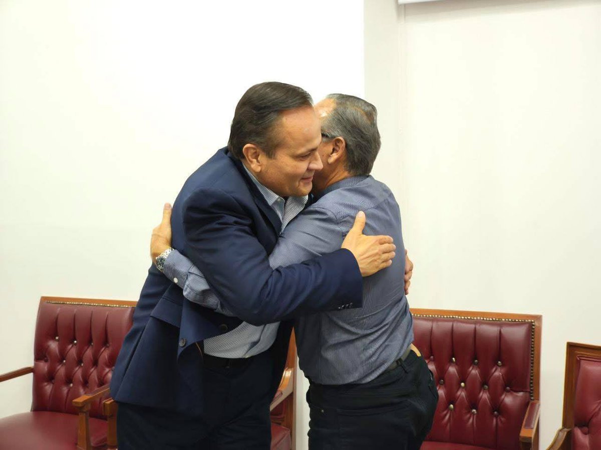 Feliz cumpleaños @drhectorperezg, Secretario de Salud del Estado. Le deseamos mucho éxito y salud en este nuevo año de vida. Agradezco su compromiso y el trabajo coordinado para fortalecer el servicio de salud en beneficio de las familias de #Chapala.
#HacemosQueLasCosasSucedan