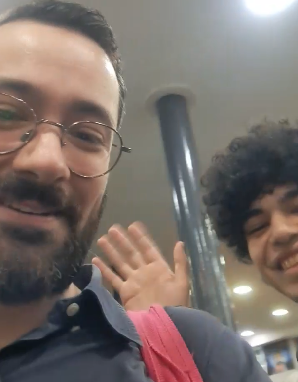 Mobufanaccount's tweet photo. N'empêche quel roi Mobu... 👑
Il prend toujours le temps de s'arrêter pour ses fans dans la rue, toujours souriant !!! 
Et non ce n'est pas une façade que ce soit derrière ses tweets ou devant ses fans 🙏 https://t.co/RljqeofyJn