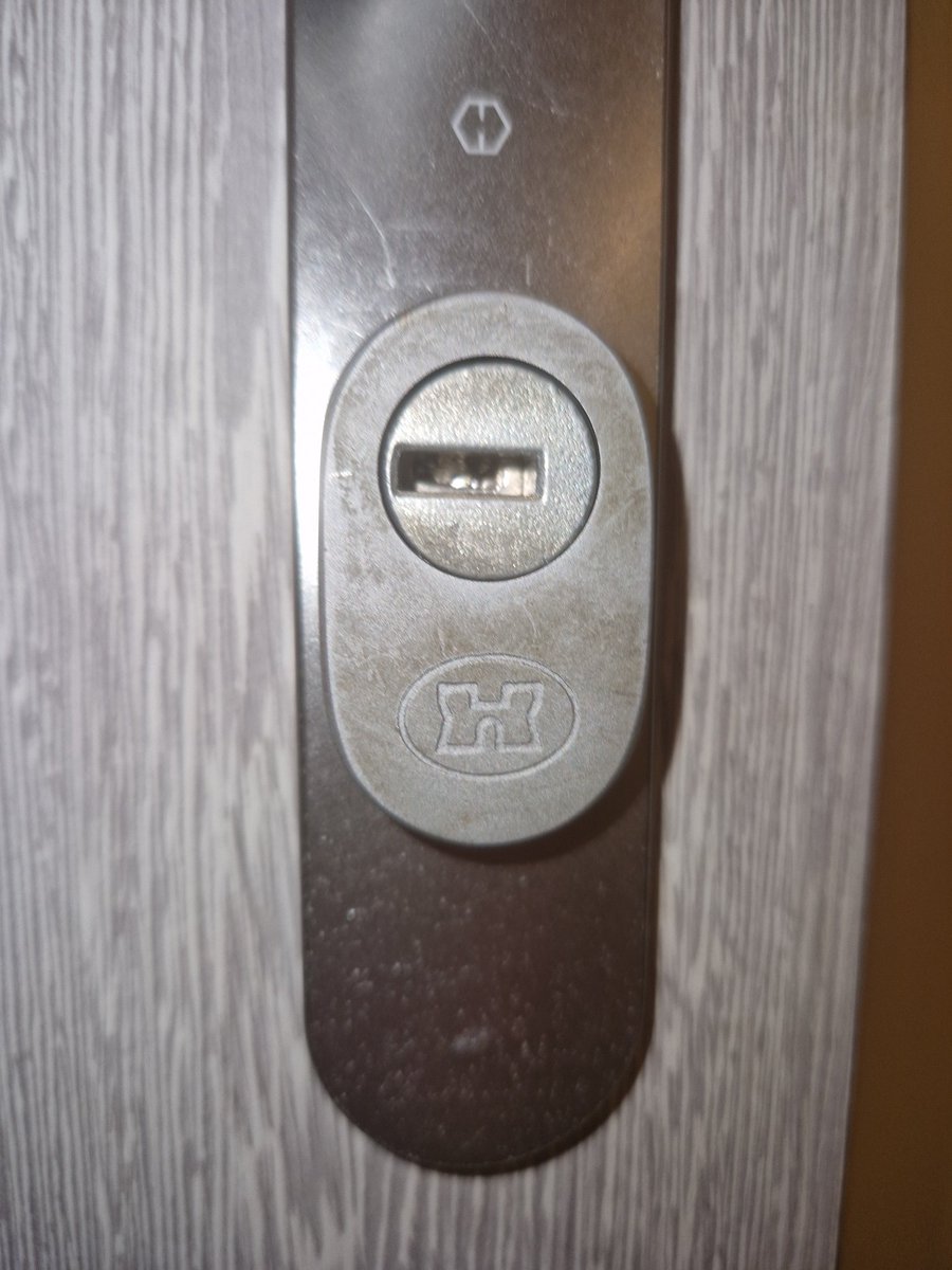 Une serrurier en IDF ? Clé cassée dans le barillet, c'est une serrure bricard. Y a pas beaucoup d'acces, j'ai essayé la colle, petite pince, trombonne. Ca veut pas...