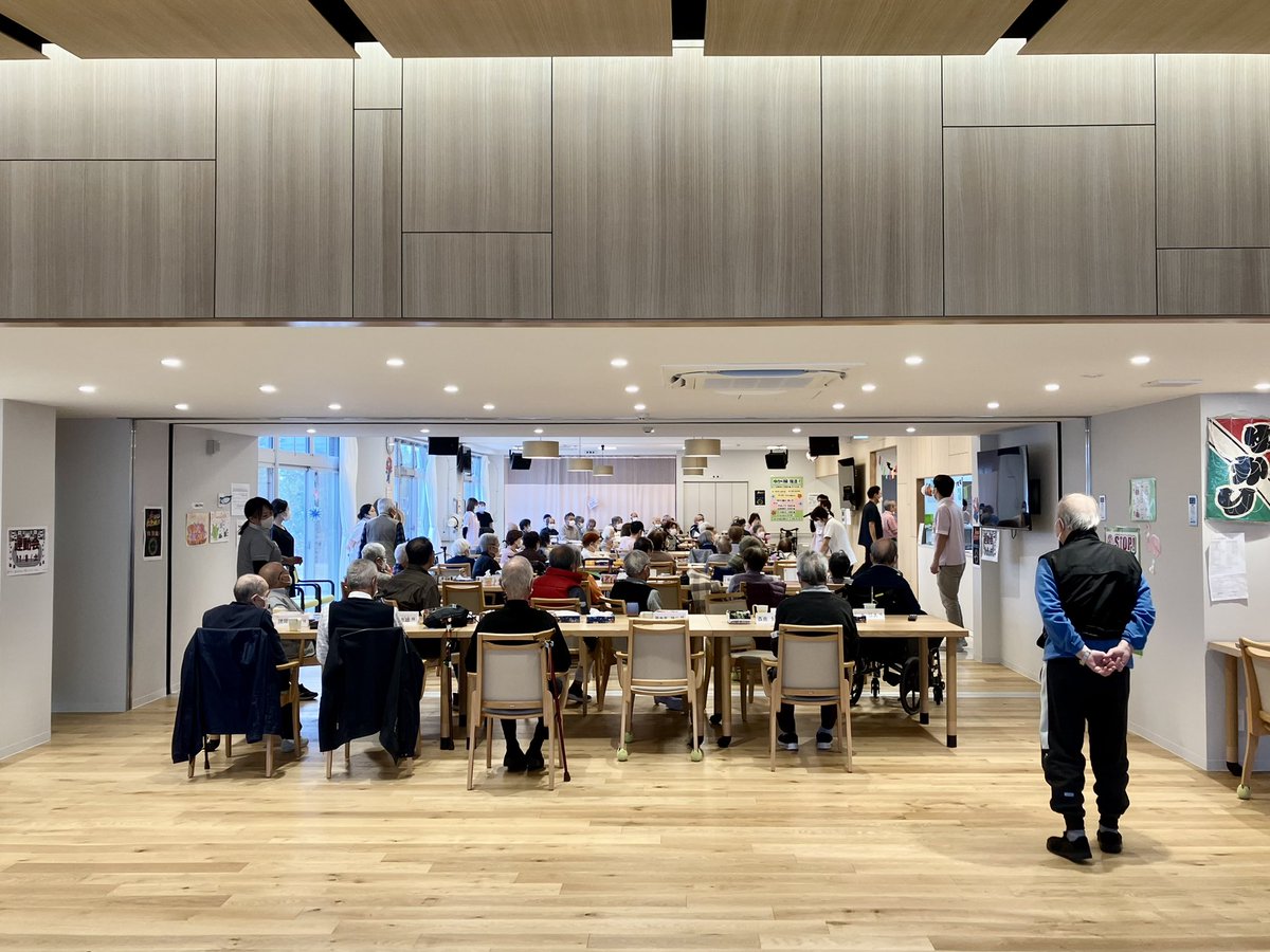fukushi_uragi's tweet photo. 縁ゆかり春日部センターへ、活気あふれるデイサービスセンター、人気の高さが頷ける。
#日比野設計　#福祉施設研究所　#hibinosekkei #fukushiken #デイサービスセンター　#春日部　#縁ゆかり　#活気　#楽しく　#在宅支援 https://t.co/UcaCxv0zHY