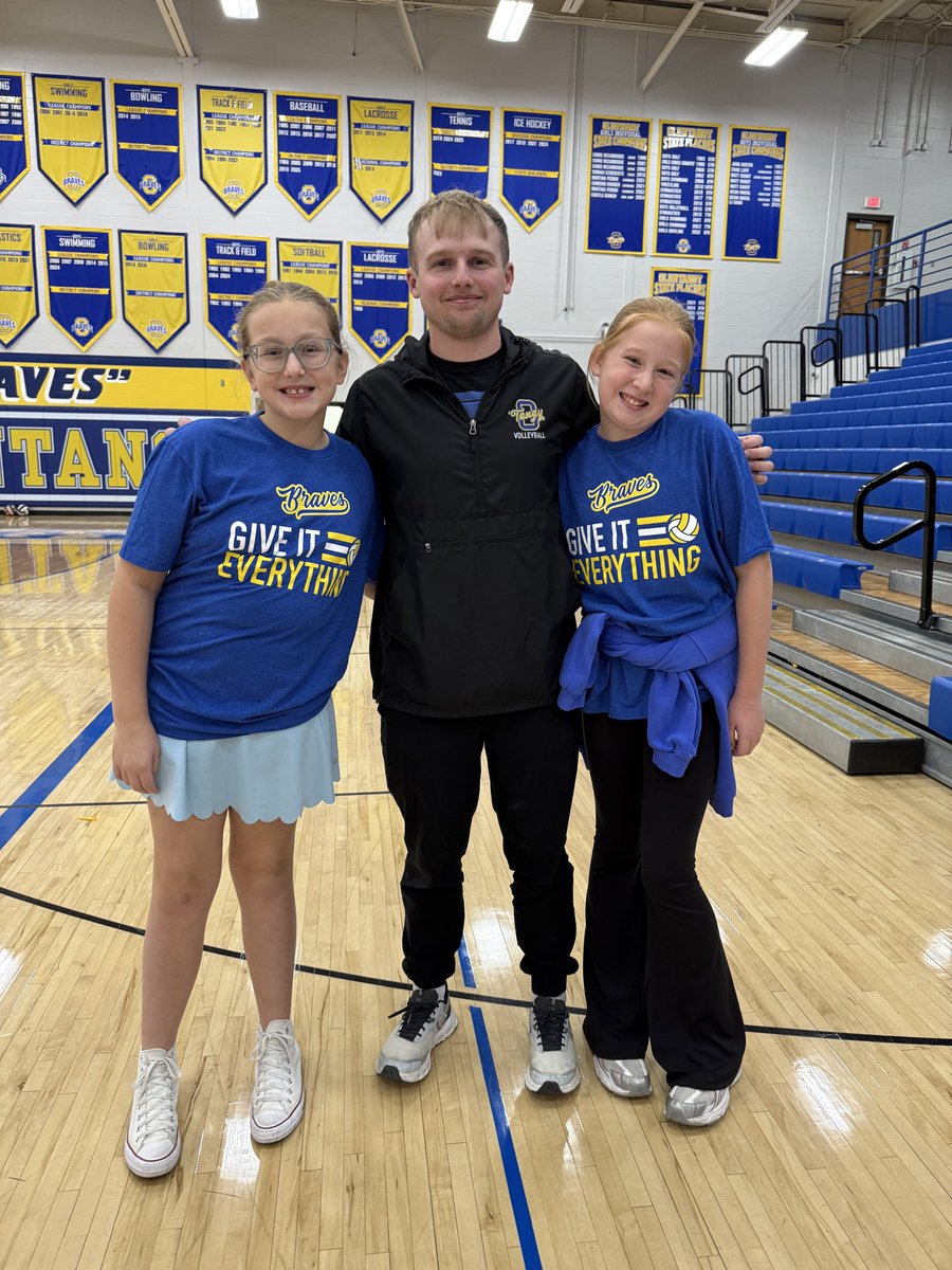 Introducing Caroline Archer and Bea Ayers, ball girls for the OHSAA Semifinals, as Olentangy takes on Thomas Worthington! #futurebraves