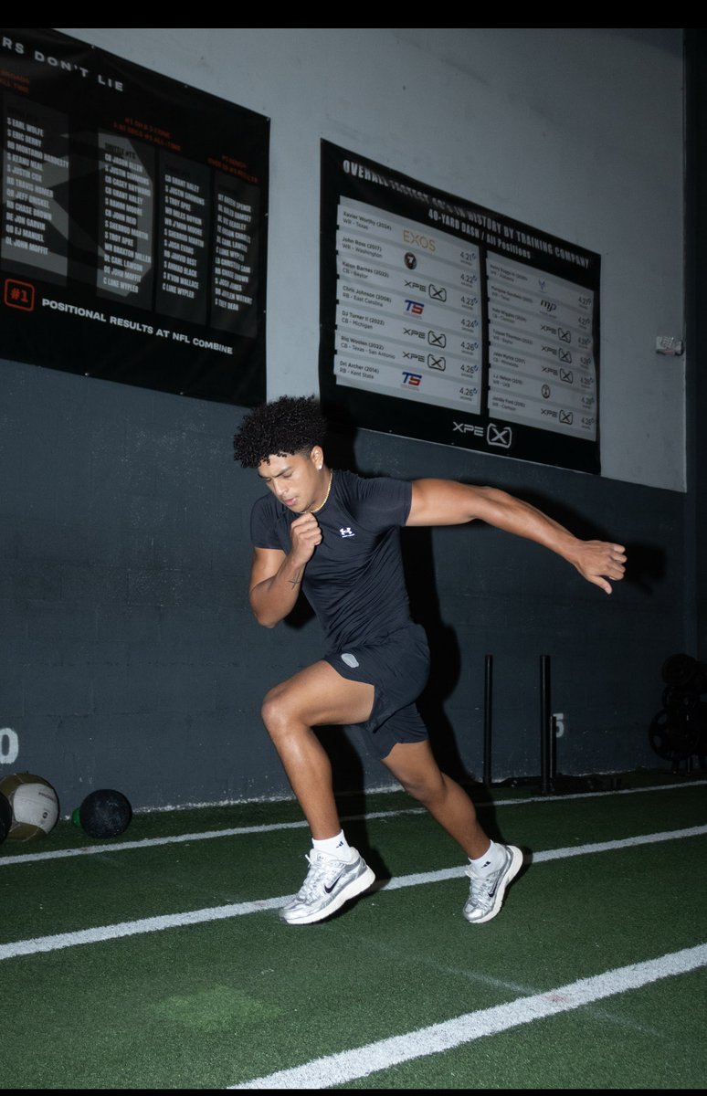 🏈After taking a gap year to reset and refocus, get stronger, and grow on and off the field. I’m officially reopening my recruitment. Excited for new opportunities to compete and contribute at the next level. 
JC: 4.0 GPA 
40 Yard Dash 4.5 🌪️
Height: 6’4
Weight: 202 lbs