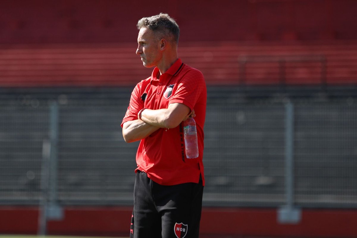 El Club Atlético Newell’s Old Boys informa a sus socios, socias e hinchas que Lucas Bernardi asumirá la conducción del plantel de forma momentánea 

El cuerpo técnico, que comenzará a trabajar a partir de este miércoles por la mañana, se encuentra conformado por los asistentes