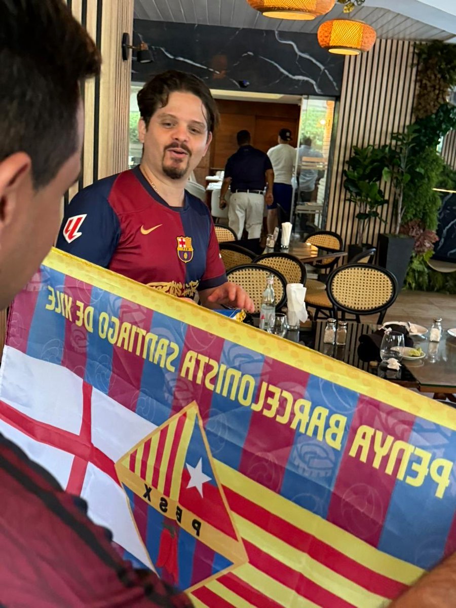 PenyaSantiago's tweet image. Queremos agradecer el cálido recibimiento que la @PBCSibilio hizo a nuestro tesorero @FuchoFer que se encuentra en Santo Domingo y pudo asistir a ver el partido #Barcelona #Olympiakos en su Penya. 
Muchas gracias!

🔵🔴 #FemBarçaFemPenya #ForçaBarça

CC @FCBPenyes @ConfePenyesFCB