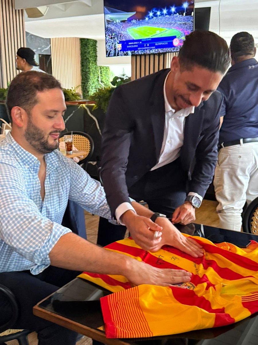 PenyaSantiago's tweet image. Queremos agradecer el cálido recibimiento que la @PBCSibilio hizo a nuestro tesorero @FuchoFer que se encuentra en Santo Domingo y pudo asistir a ver el partido #Barcelona #Olympiakos en su Penya. 
Muchas gracias!

🔵🔴 #FemBarçaFemPenya #ForçaBarça

CC @FCBPenyes @ConfePenyesFCB