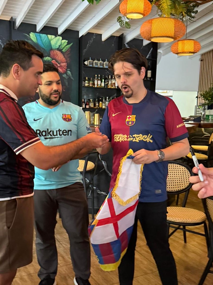 PenyaSantiago's tweet image. Queremos agradecer el cálido recibimiento que la @PBCSibilio hizo a nuestro tesorero @FuchoFer que se encuentra en Santo Domingo y pudo asistir a ver el partido #Barcelona #Olympiakos en su Penya. 
Muchas gracias!

🔵🔴 #FemBarçaFemPenya #ForçaBarça

CC @FCBPenyes @ConfePenyesFCB