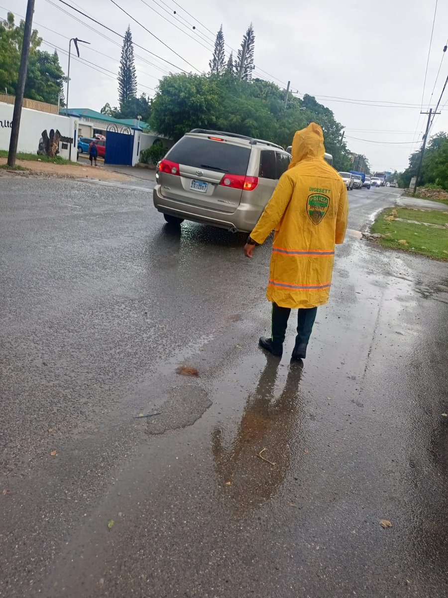 digesettrd_'s tweet photo. 🌧️ Agentes de nuestra #DIGESETT se encuentran viabilizando el tránsito en distintos puntos de  La Romana, debido a los aguaceros registrados en las últimas horas. 🚓

Nuestro compromiso es garantizar la seguridad y fluidez vial ante las condiciones del clima. https://t.co/ETTZSTRbOf