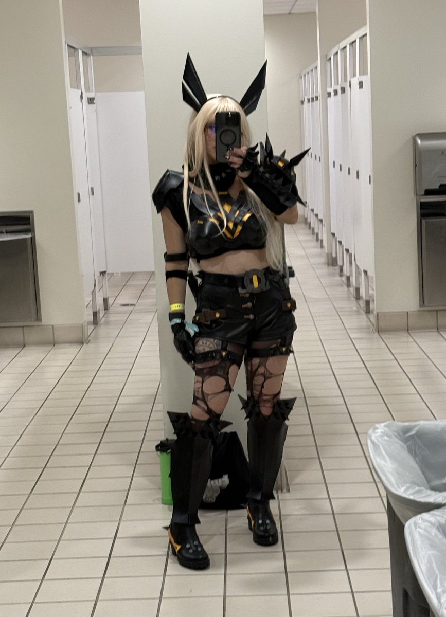 padbaettv's tweet photo. Hey! I was cosplaying Magik at twitchcon, if you got photos with me I would love to see it! 

if yall could give this post a share I would appreciate it, I didn’t get any photos of the cosplay besides this one photo and a couple with friends 🥺😭 https://t.co/c5WxWR0z7d