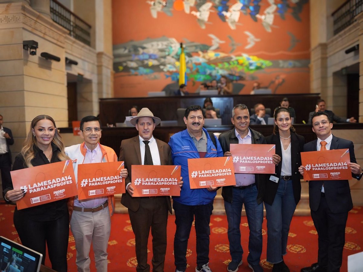 ingridaguirre11's tweet photo. En pocos minutos iniciaremos el debate del proyecto de Acto legislativo, que busca restablecer la mesada 14 para nuestros maestros y maestras, en la @CamaraColombia, en compañía de los directivos y ejecutivos de @fecode; así como de 105 congresistas de diferentes partidos políticos que respaldan este acto legislativo.

Hoy reafirmamos la voluntad política de @fzciudadana de defender la educación pública, la dignidad docente y los derechos laborales de quienes han sido el corazón de nuestro sistema educativo 📚🧡