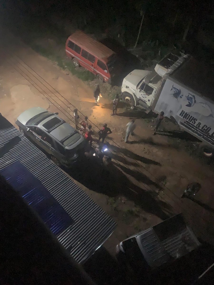 EnuguGod's tweet image. Barely an hour ago a man was kidnapped in front of his home at Amechi road, opposite Romchi hotel as he was about to drive into his compound. 
Is anything being done to tackle this incessant kidnapping happening randomly in Enugu State ?