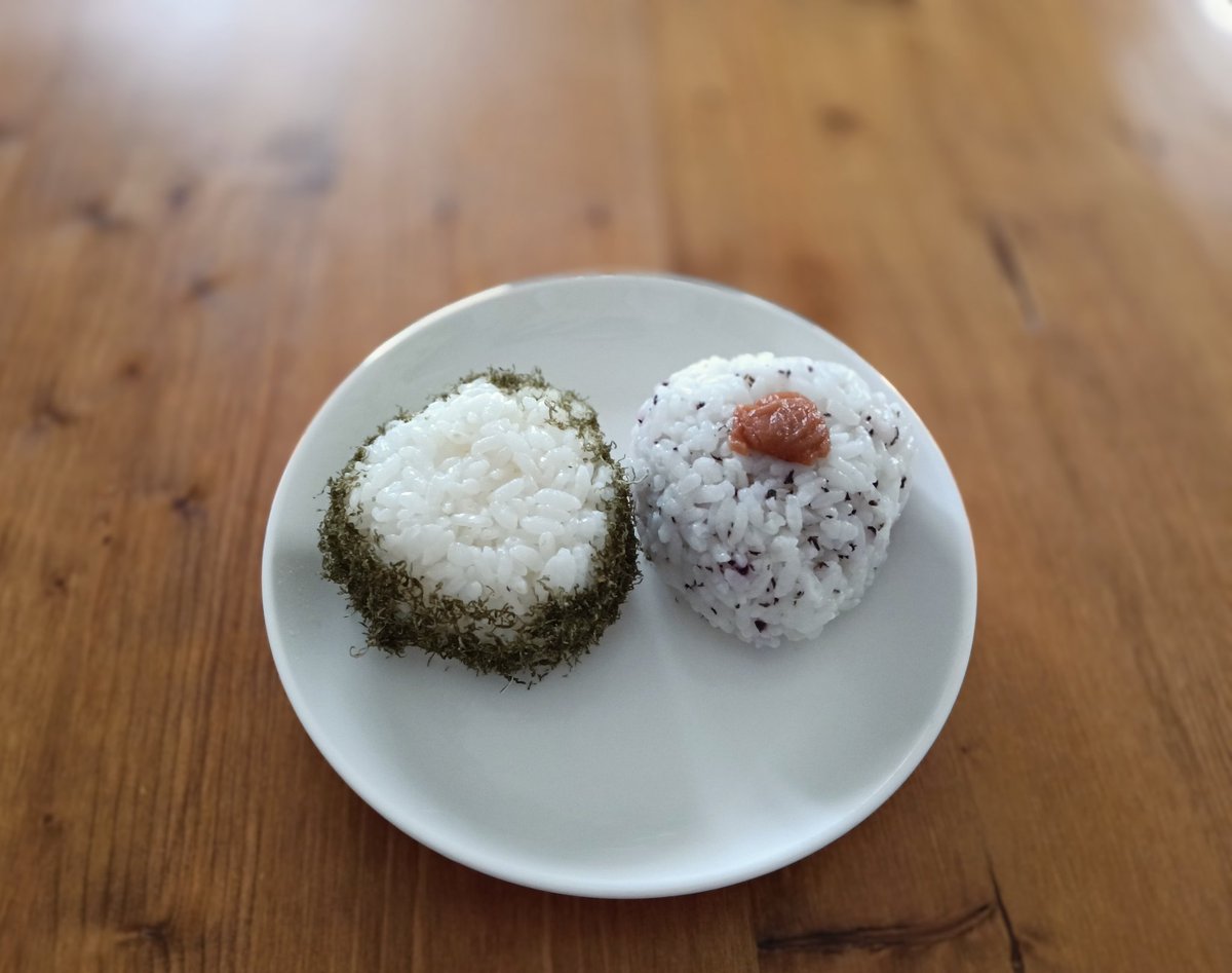 CareerLab_'s tweet image. 紀州南高梅の白干しとゆかり＆富山の黒こんぶのおにぎり。
どちらも素朴だけど恋しくなるおいしさ💛

#OnigiriAction
#発酵文化研究所
