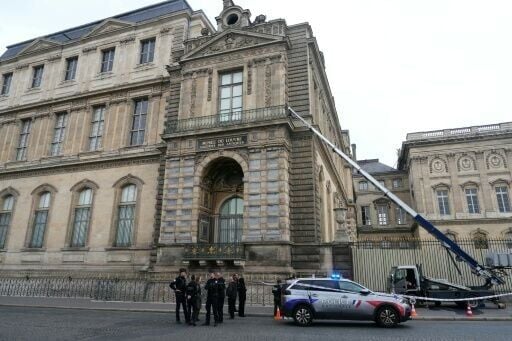 theinformant_x's tweet image. ❗️⚠️🇫🇷 - The Louvre Museum in Paris suffered a brazen daylight heist on Sunday, where thieves stole jewelry valued at $102 million (88 million euros) in just seven minutes. 

Four suspects from an organized crime group used a truck&apos;s extendable ladder to access the Apollo…