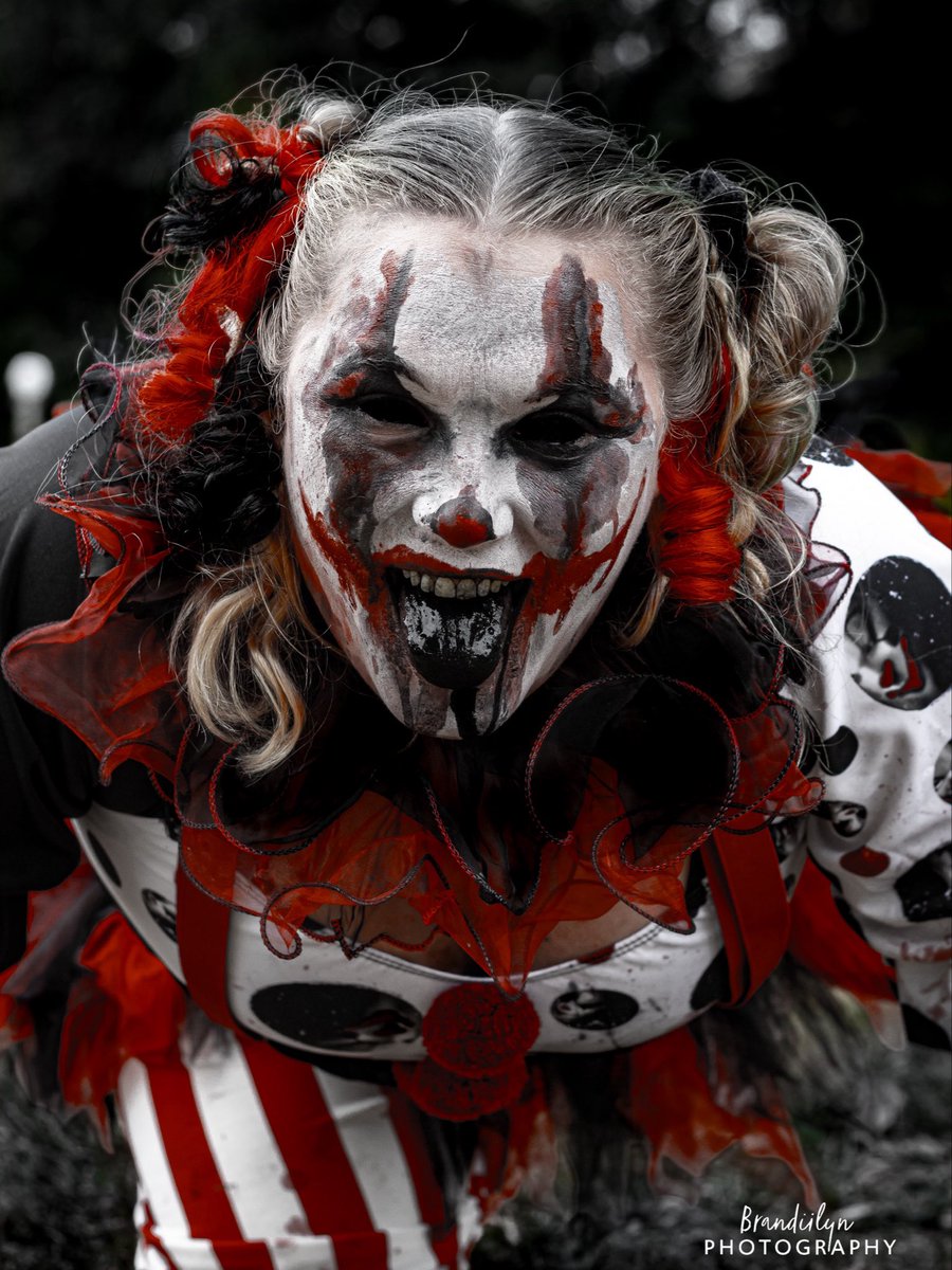 Welcome to the midnight circus 🎪 

#Halloween2025 #clownphotoshoot #photography #themedphotography #spookyseason #brandiilynphotography