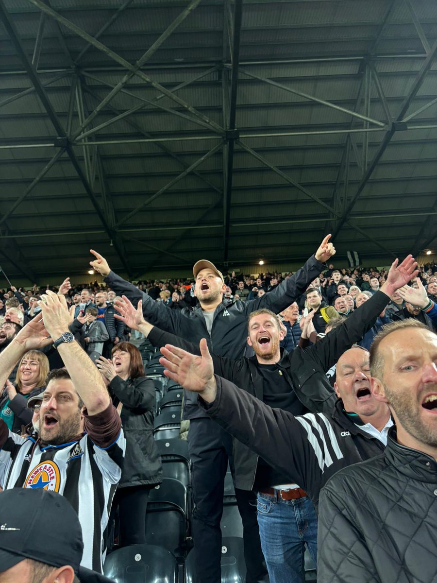 Rosscomoore10's tweet image. Job done, them lads in black and white ❤️⚫⚪ #NUFC @MaxClark____