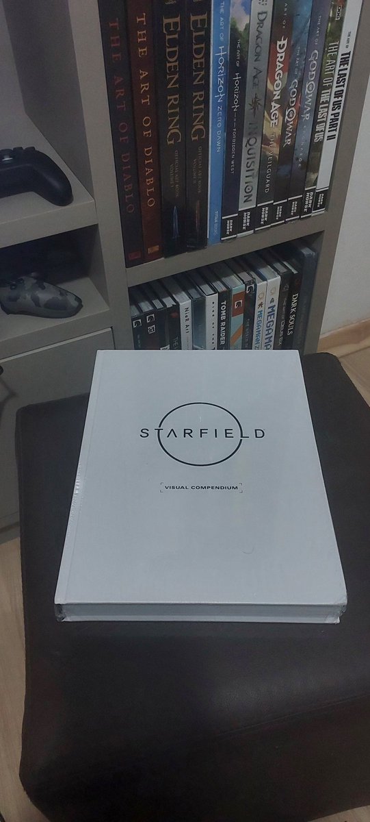 kv4tch's tweet photo. Chegou o artbook do starfield, sem sombra de dúvida o artbook com capa mais sem graça da minha coleção https://t.co/SuLQ4OHyQx
