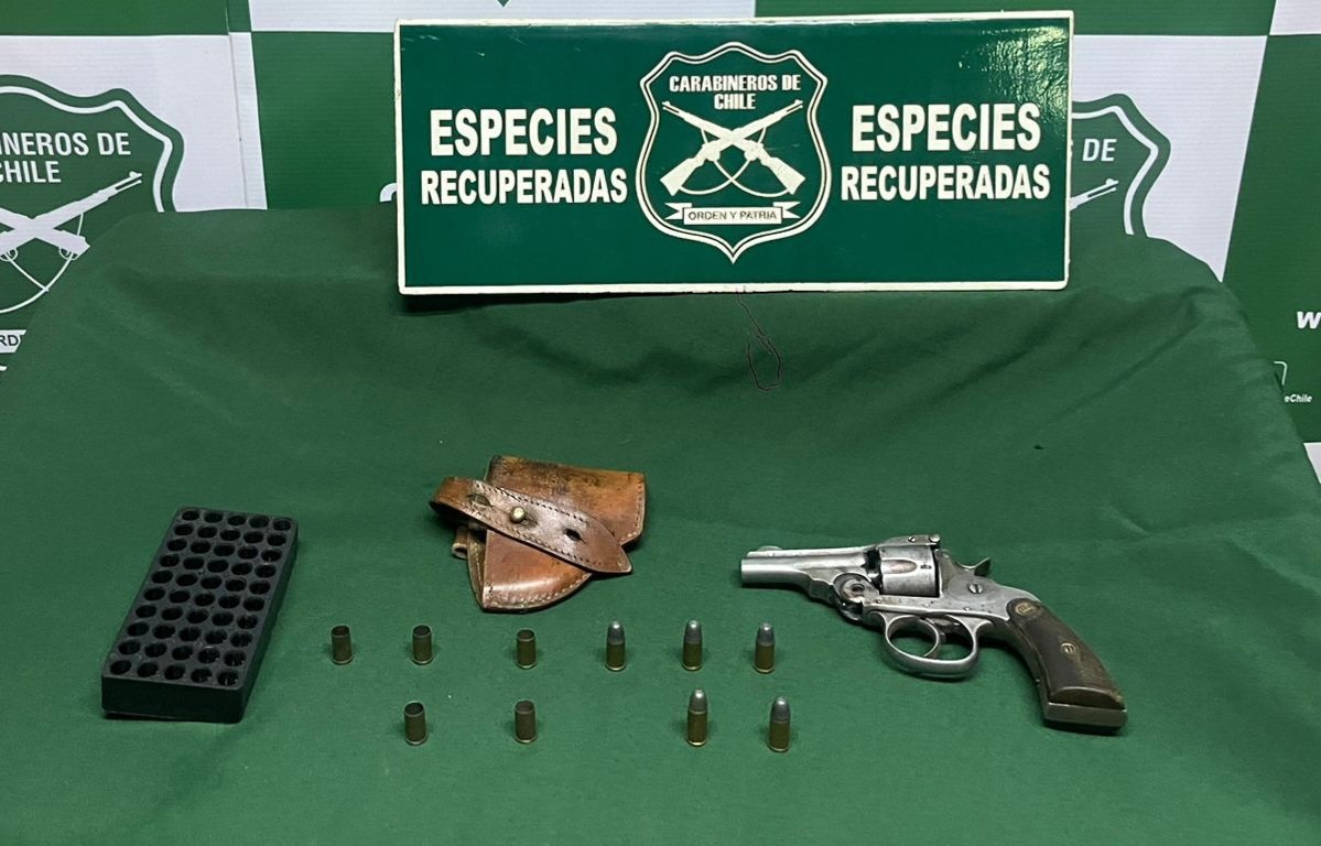 CarabLosRios's tweet photo. 🚨 Por su presunta responsabilidad en un homicidio frustrado ocurrido esta tarde en el sector rural de #Pullinque, 👮♂️ de la 5ª Comisaría
#Panguipulli detuvo a un adulto en cuyo 🏠 se encontró revólver con municiones. Imputado registra antecedentes penales.
#OrdenyPatria https://t.co/m9XNReJMVo