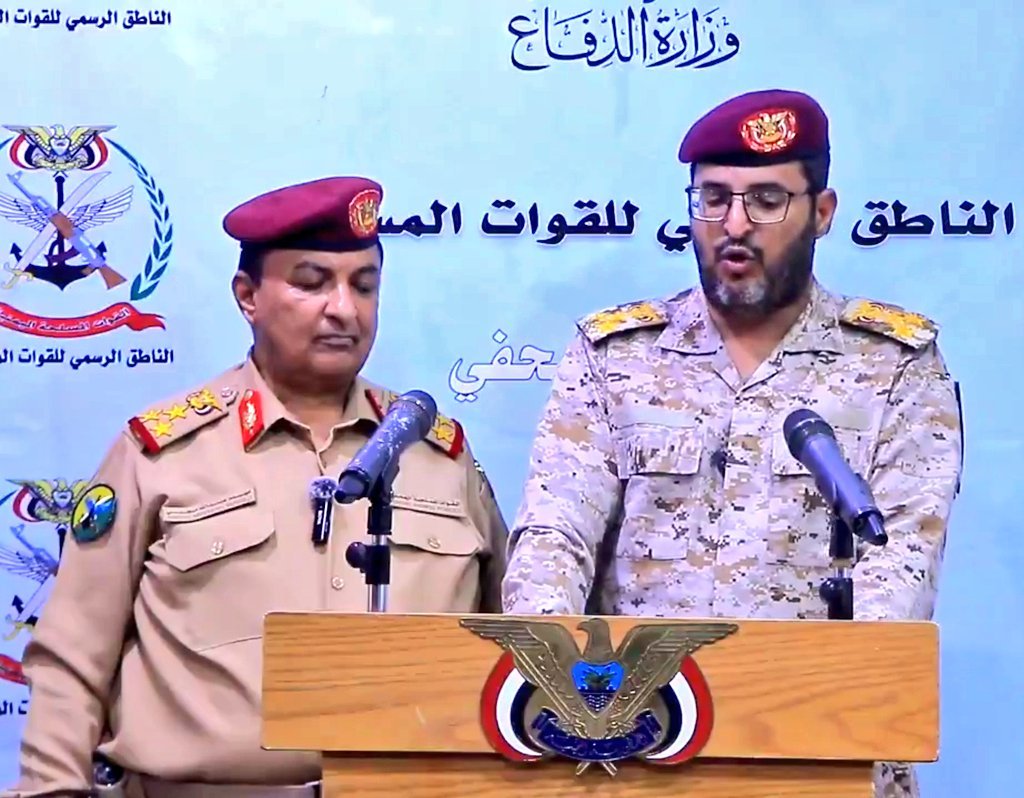 كل من يتذمّر من حصر مناصب القيادة العسكرية والأمنية في دائرة ضيقة من الأنصار، هذه الصورة جواااابه .
فليتذكّر أن من تم تعيينه من خارجها ارتدّ وهرب معلنًا ارتزاقه! رغم أن ارتزاقه لا يهش ولا ينش ولكن وجب الحيطة.
ففي مثل هذه الظروف الحسّاسة، ضمان الولاء ليس ترفًا... بل ضرورة وجود.