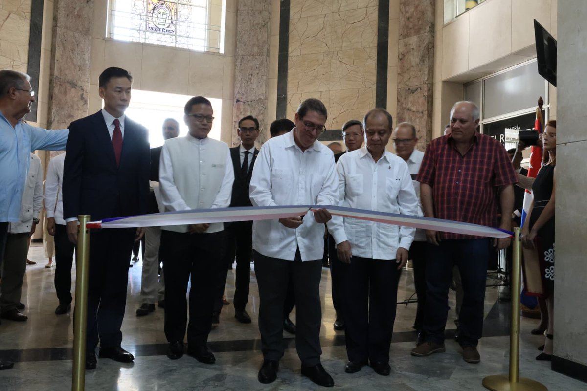 Asistimos a la inauguración de la exposición fotográfica en la <a href="/BiblioNacCuba/">Biblioteca Nacional de Cuba José Martí</a> para conmemorar el 65º aniversario del establecimiento de relaciones diplomáticas de #Cuba con India, Indonesia, Cambodia, República Popular Democrática de Corea, China, Vietnam y Mongolia.