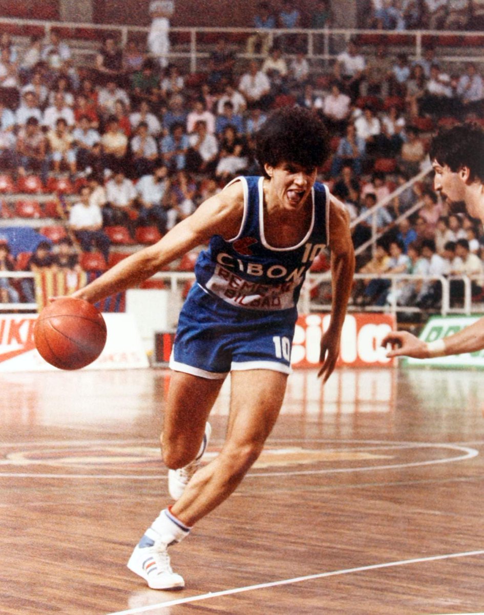 ✅ Arízaga: "Era un auténtico profesional, se cuidaba muchísimo y no tomaba ni bebía nada que le pudiese hacer daño. Recuerdo que cuando estaba en la Cibona, en los ejercicios de fuerza cargaba con Arapovic, que medía 2,15 m, para exigirse más. Era un machaca del 🏀
📷 Forniés.