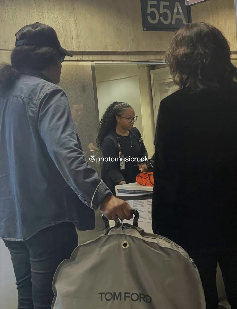 Photomusicrock's tweet image. EXCLUSIVE! KISS' Paul Stanley and Gene Simmons spotted at the airport on their way to Ace Frehley's funeral.