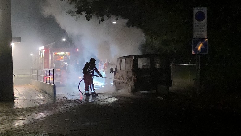 Bestelbus vat vlam bij wooncomplex Stadskanaal