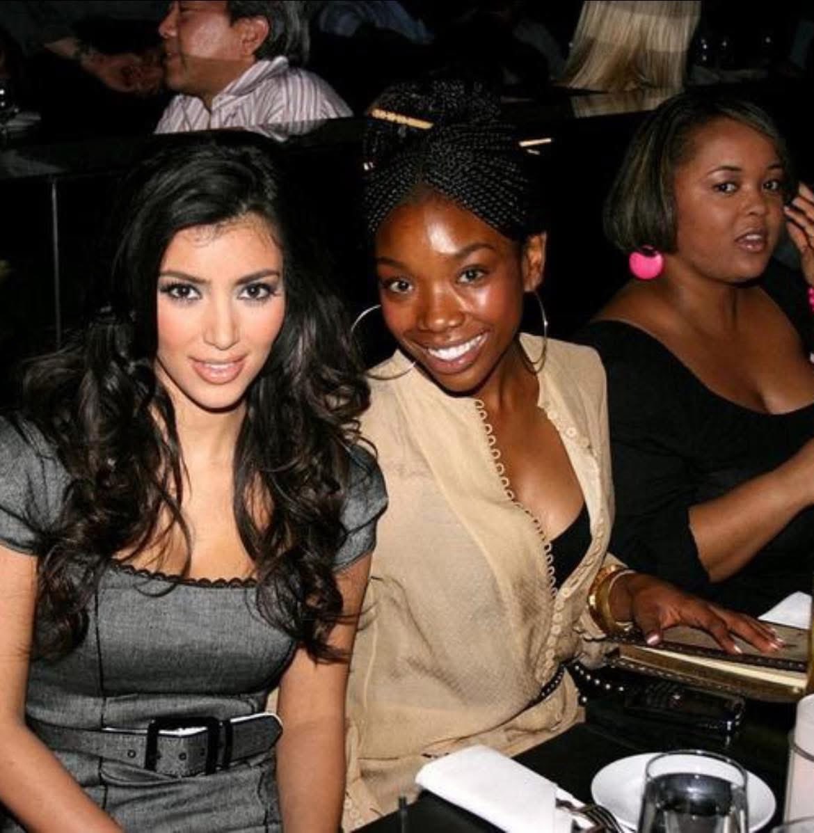 LeCelebrites's tweet photo. Le saviez-vous ? Avant que Kim Kardashian ne soit célèbre, elle courait derrière Brandy pour avoir un boulot. Brandy lui a donné sa chance en acceptant de la prendre comme styliste. Une fois styliste de Brandy, Kim est sorti avec le frère de Brandy et a volé de l’argent à Brandy. https://t.co/IOA5xEx0id