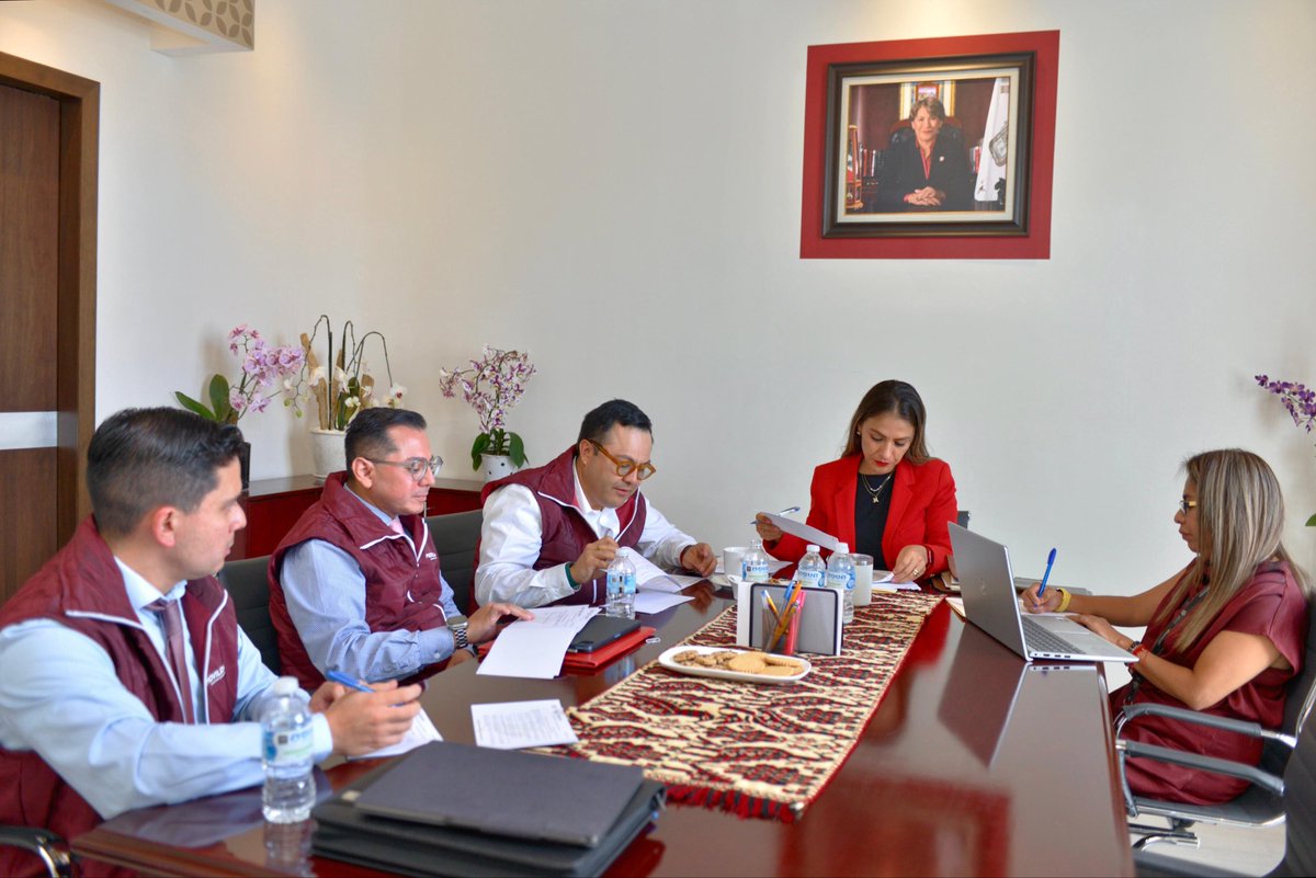 MonicaChDuran's tweet image. #OficialíaMayorEdoMéx | Un gusto recibir a @DanielSibaja, Secretario de @SEMOV_Edomex, para dar seguimiento a programas que mejoren la movilidad, el transporte y la conectividad en el #EdoMéx.
#ElPoderDeServir