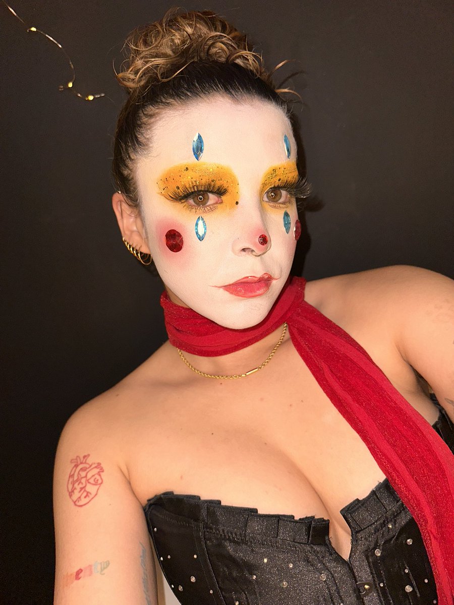 comradeclowny's tweet image. Sparkle ✨ 
1/2

#circusvibes #clowncore #altmakeup #glamclown #clowningaround #clowning #clown #clownmakeup #clowngirl #clownaesthetic