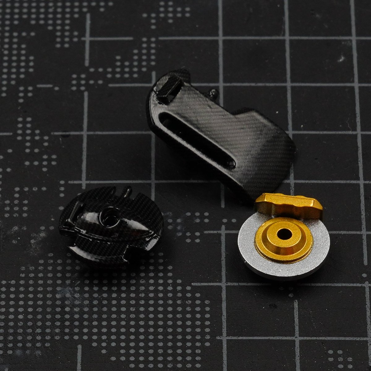 KN_MR's tweet photo. 足廻り タイヤのデカールは初体験でした
デカールのつや消しために、パーマネントマットバーニッシュを水で薄めて筆塗り。
カーボンデカール初体験。初めてのこと盛りだくさんで楽しい。
#F189 https://t.co/J0HkNedwnZ