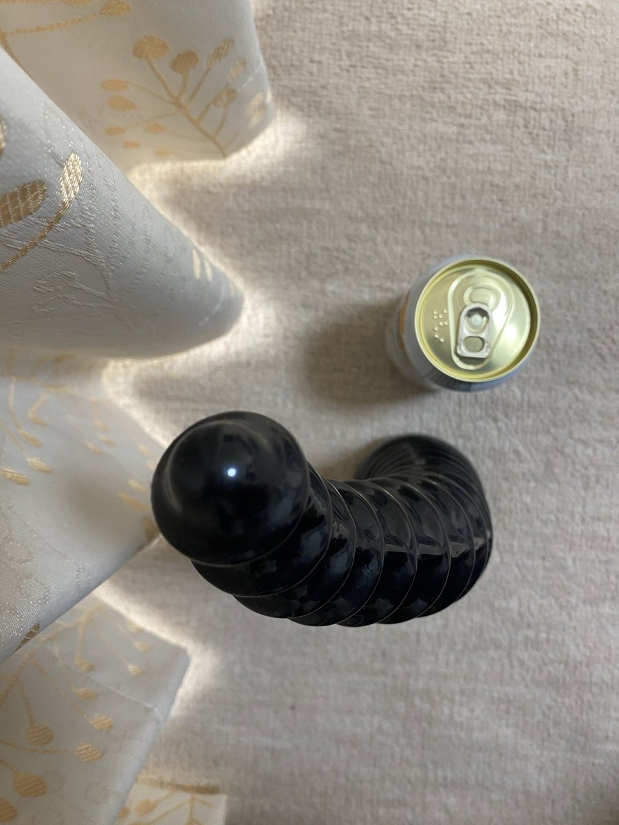 上から見たら少し曲がってるかな？

缶ビールと同じくらいの太さがあります
全部飲み込みたいなぁー
#tariss_s  #アナル　#拡張