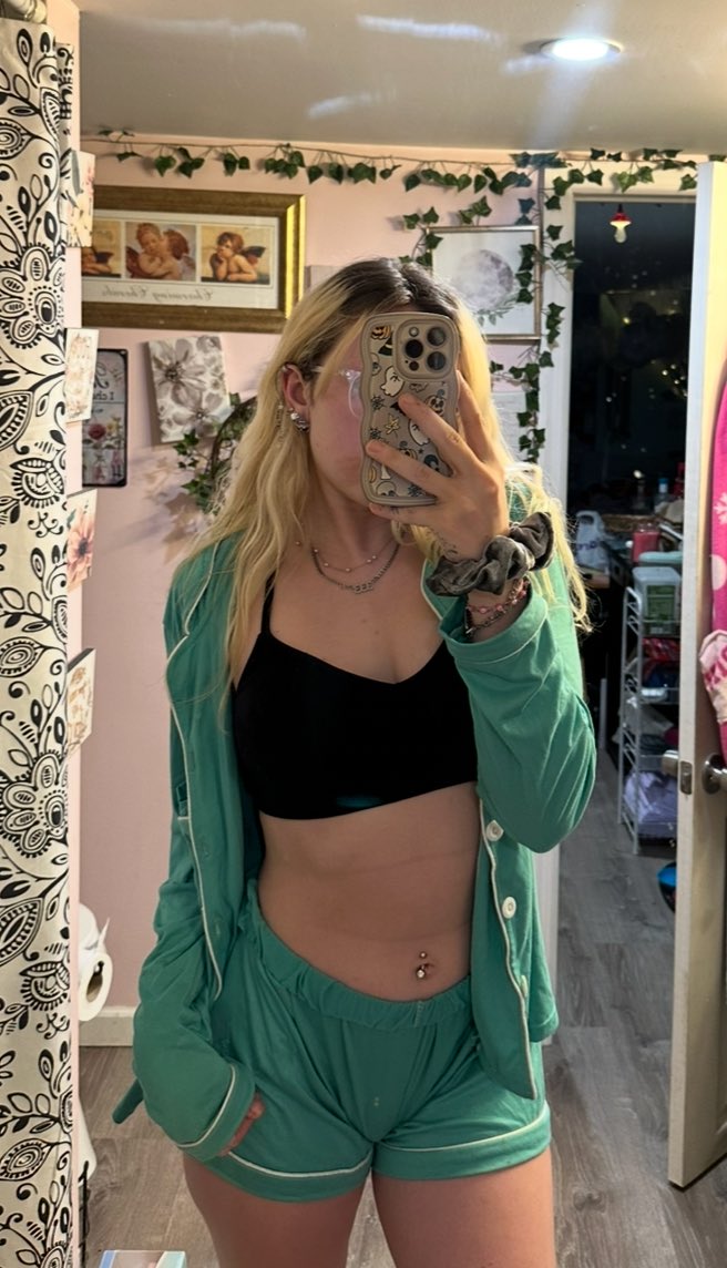 ShopiaaXxx's tweet photo. Sorry baby I haven’t posted this weekend😩 but I’ll be posting later to make up for that😘💦 STAY TUNED💙🤍. #linkinthebio #Trending #follow https://t.co/YkYwnyS3V2