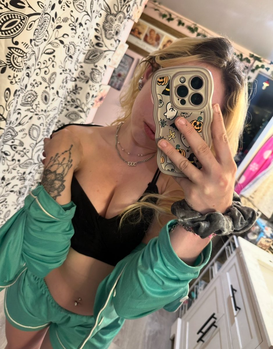 ShopiaaXxx's tweet photo. Sorry baby I haven’t posted this weekend😩 but I’ll be posting later to make up for that😘💦 STAY TUNED💙🤍. #linkinthebio #Trending #follow https://t.co/YkYwnyS3V2