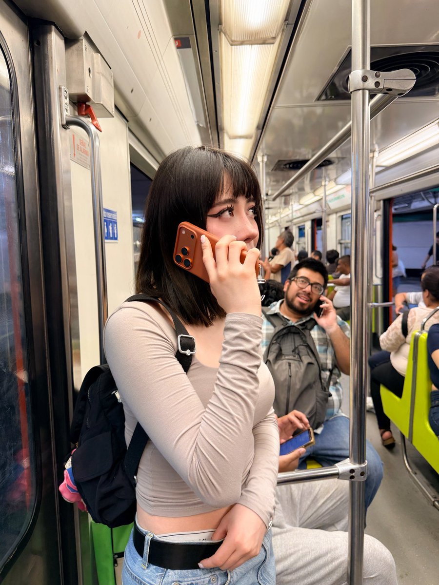 ashounchh's tweet image. Sabías que el metro de la de cdmx y mi iPhone son del mismo color? 
Bueno yo me acabo de enterar porque no me quedo más dinero 🤑